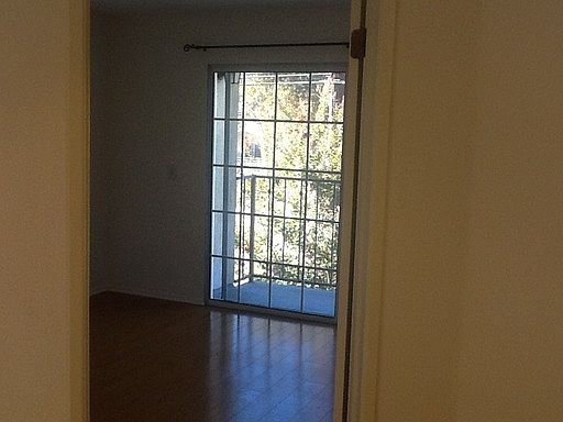 5th image of 11482 Moorpark St APT 4