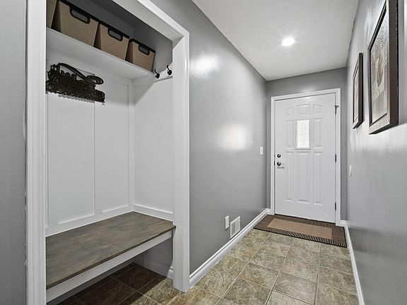 5th image of 901 Bradish St Unit 9