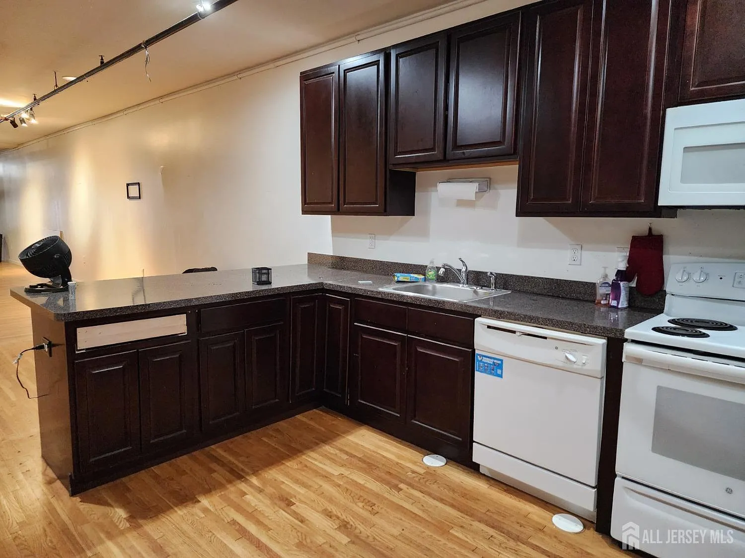 4 bed, 1.5 bath, $3,700 — Photo 3