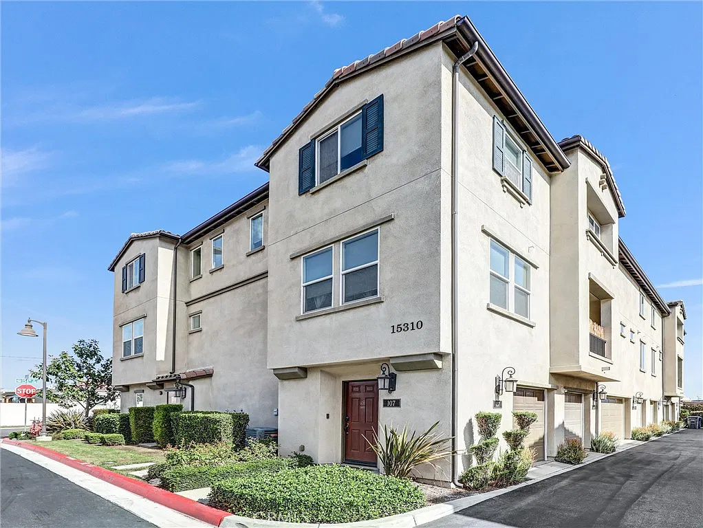 2 bed, 1300 sqft, $3,480 — Photo 2