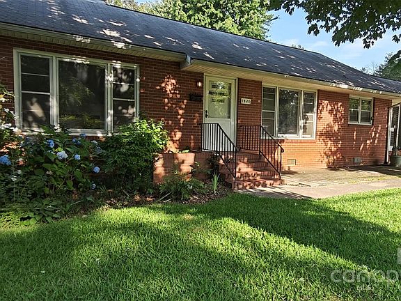 2nd image of 1420 Parkview Cir