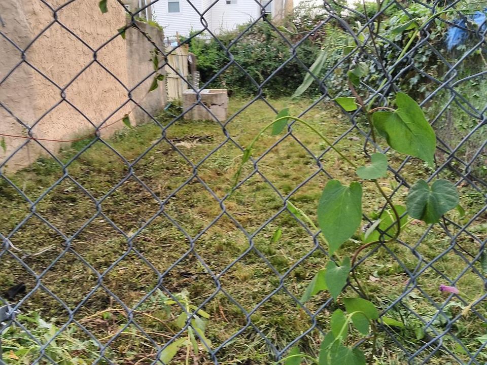 2nd image of 2064 E Cambria St