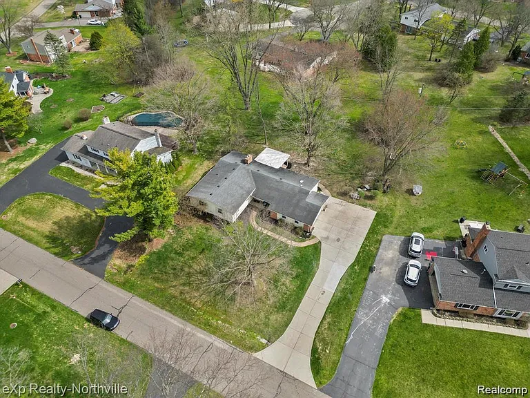 38205 Connaught Dr — Photo 50
