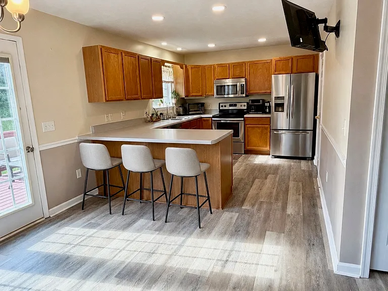 525 Pointe Dr — Photo 3