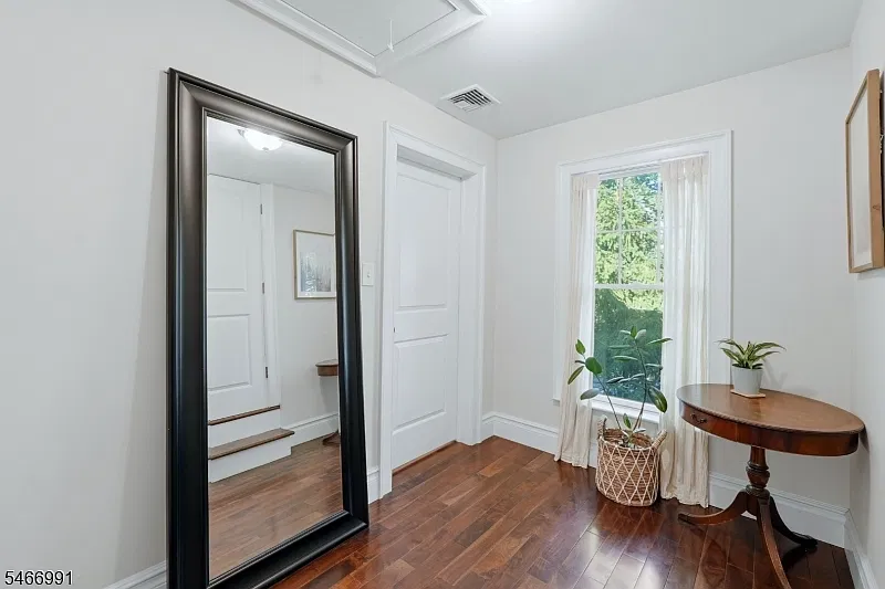 2 bed, 1.0 bath, $5,000 — Photo 3