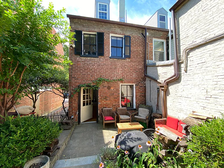 kitchen open to back patio, yard and grill
