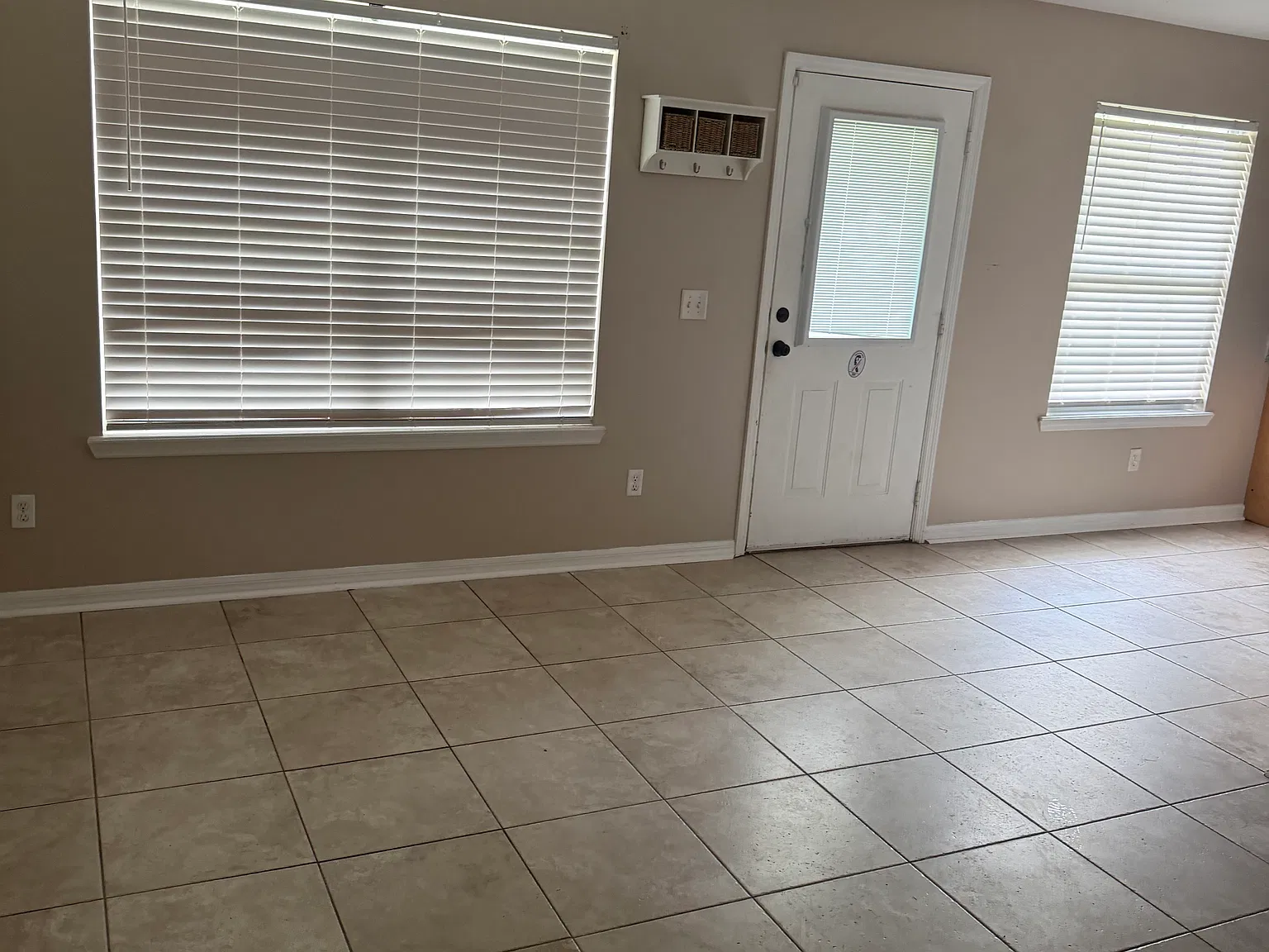 3 bed, 810 sqft, $1,650 — Photo 3