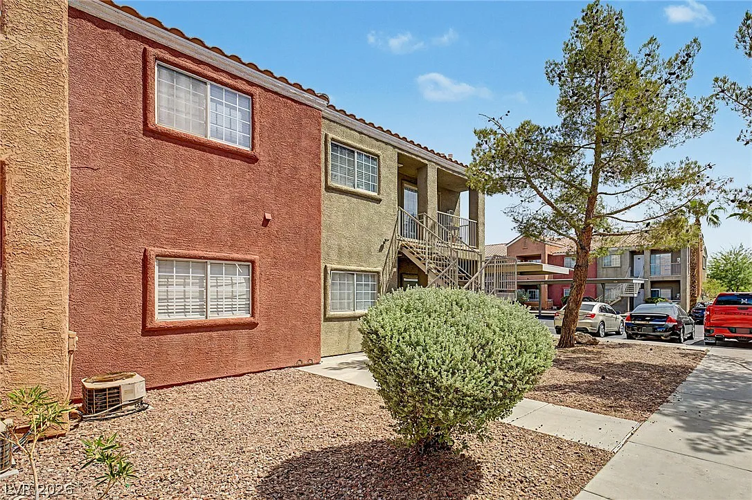 3 bed, 2.0 bath, 1181 sqft, $1,295 — Photo 2