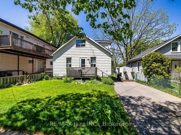 162 College Ave, Oshawa, ON L1J 1R4