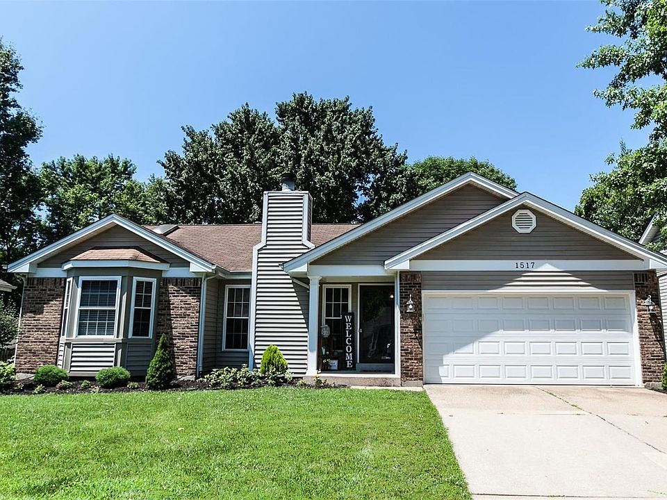 Updated 3 bedroom, 2 bath ranch home with over 1700 sq. feet of living space located in desirable Parkway school district in Spr