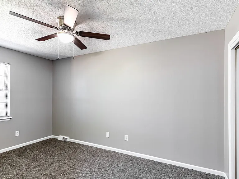 Holmesbrook Townhomes — Photo 11