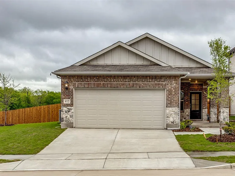 612 McKenna Dr — Photo 2