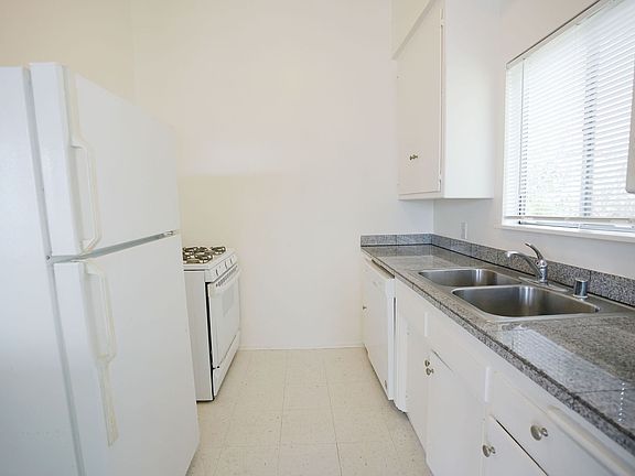 3rd image of 1218 N Larrabee St Unit 10