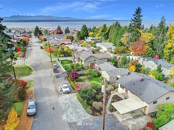 Minutes to the Sound with Views!