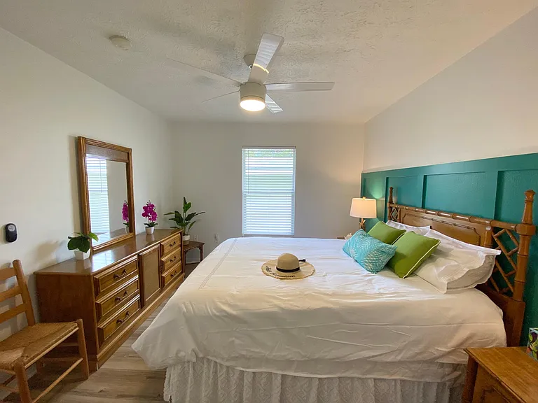 Main Bedroom - Showing Queen Bed & previous furnishings