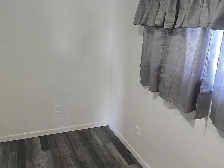 324 S Oil Ave — Photo 6