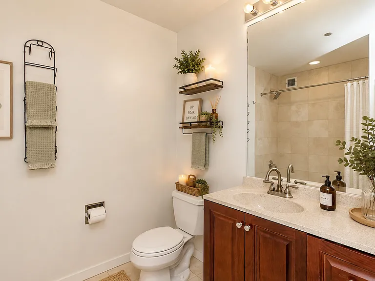 600 N Kingsbury St #1014 — Photo 8