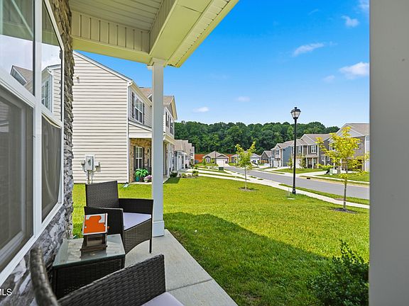 4th image of 558 Sedgewick Way