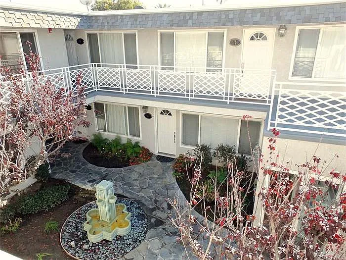 1725 Loma Ave #3 — Photo 1