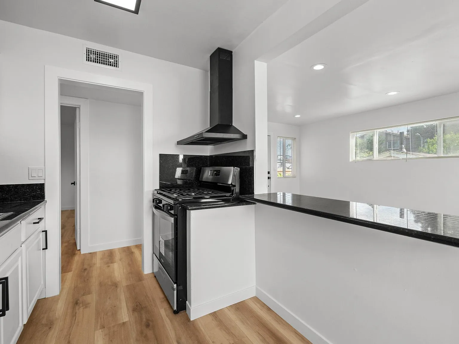 3 bed, 1000 sqft, $4,750 — Photo 3