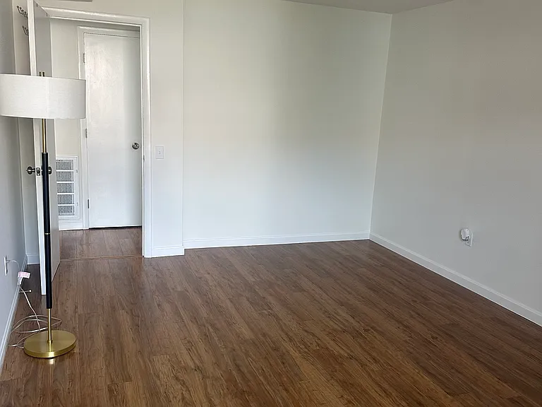 12-12G Shrewsbury Green Dr #G — Photo 9