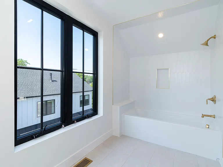 650 Main St #3 — Photo 32
