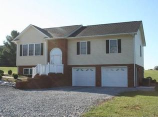 1036 Oakwood Knolls Dr, Bedford, VA 24523