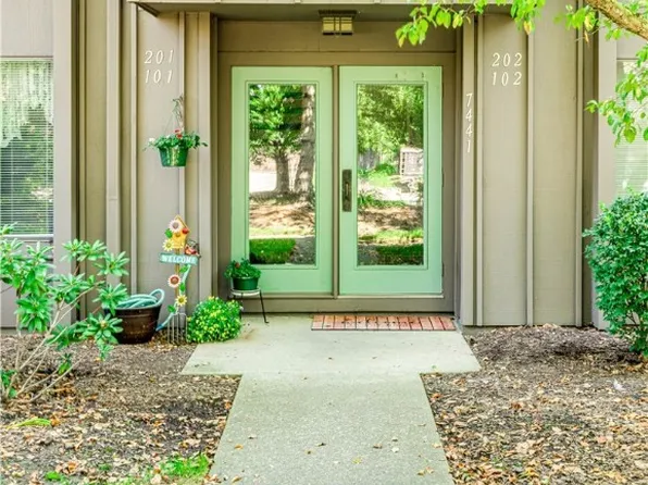 7441 Millrace Ln APT 101, Northfield, OH 44067