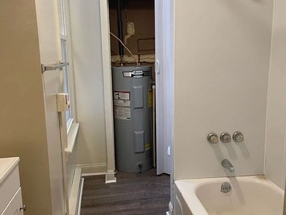 5th image of 131 S 2nd St APT 1