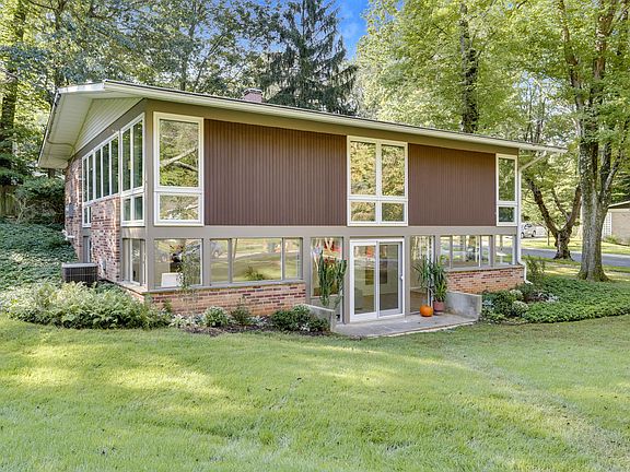 4 bedrooms, 2 bathrooms, 1 office. Bright and airy.