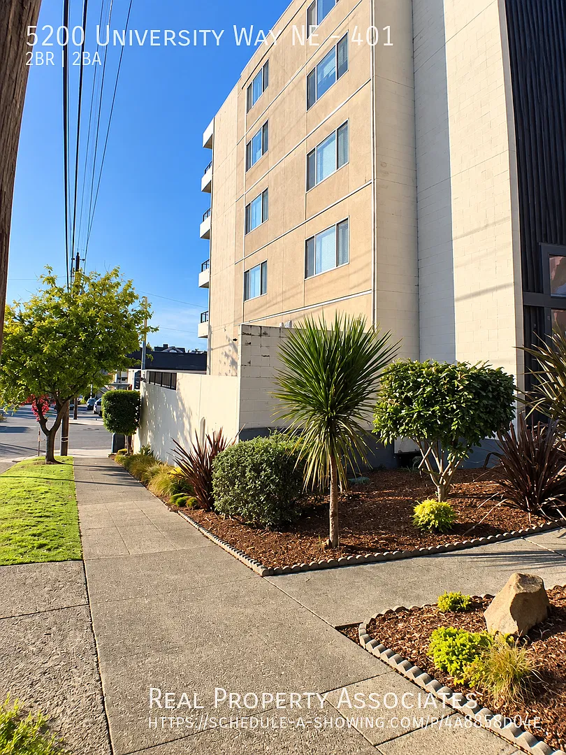 City Views! Bright & Spacious 2br/2ba Corner Apartment University District — Photo 2