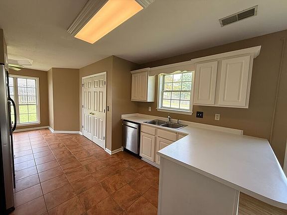 5th image of 323 Camden Cove Cir