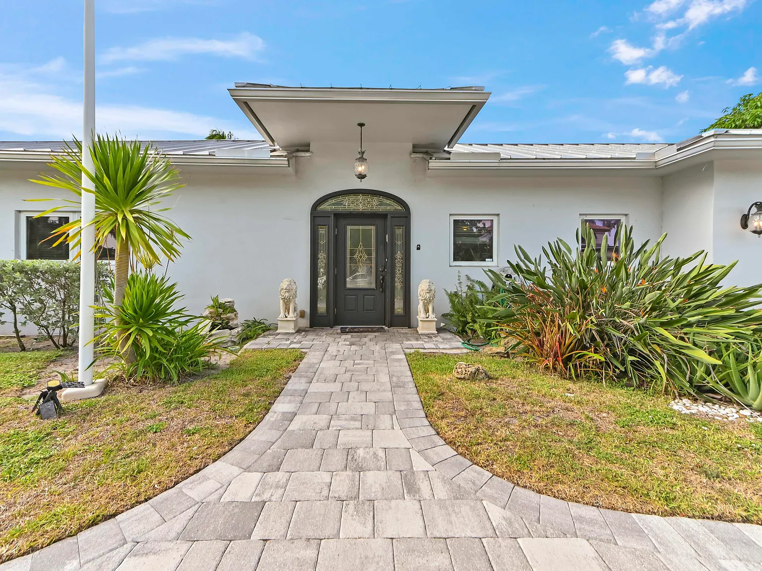 3 bed, 2.0 bath, 1725 sqft, $8,000 — Photo 3