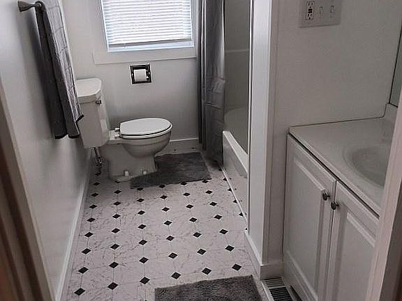 1st floor bathroom 
