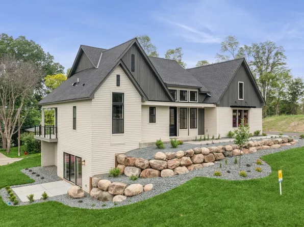 2706 Lakeview Ct, Little Canada, MN 55117