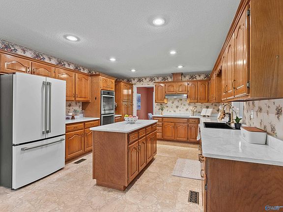 3rd image of 205 Oak Hill Ln