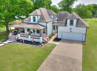 908 SE 3rd St, Wagoner, OK 74467