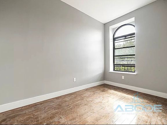 3rd image of 139 Tompkins Ave APT 2F