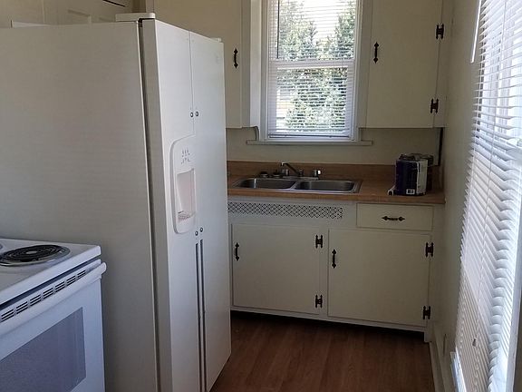 kitchen w/new electric stove
