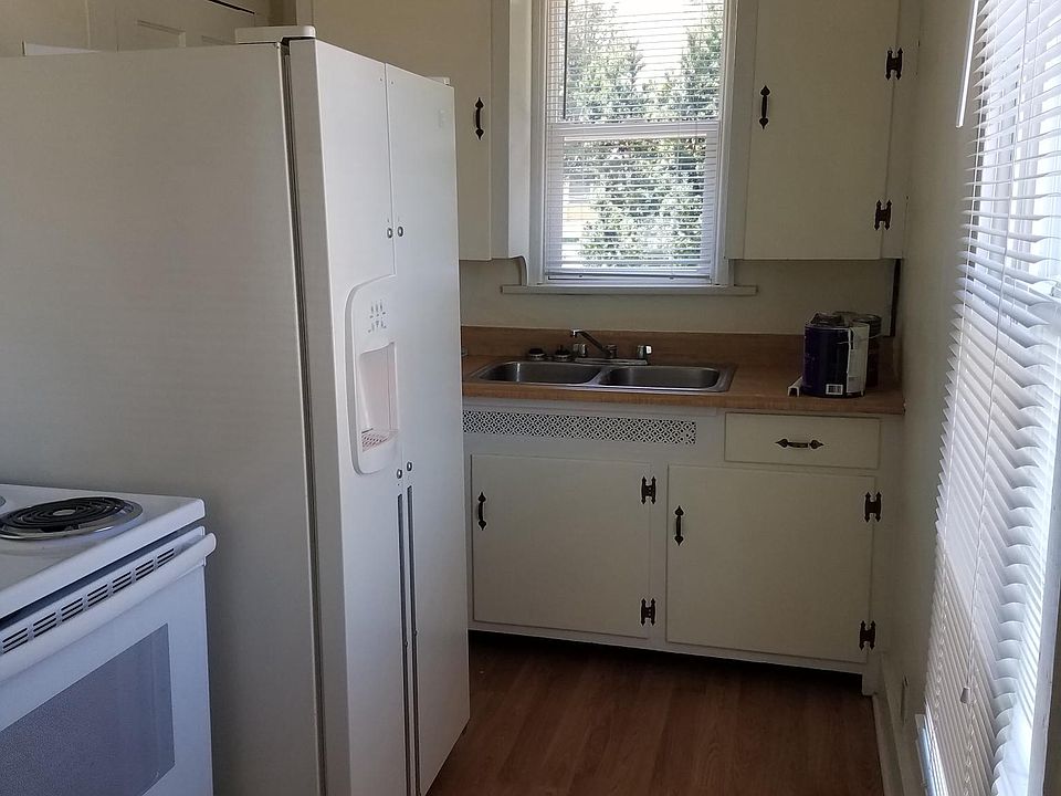 kitchen w/new electric stove