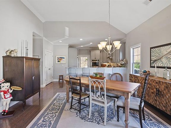 4th image of 303 Sweetbriar Cir