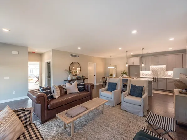 637 Woodland Dr, Dexter, MI 48130