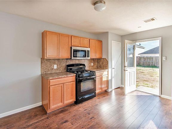 2nd image of 2818 Davenridge Ln