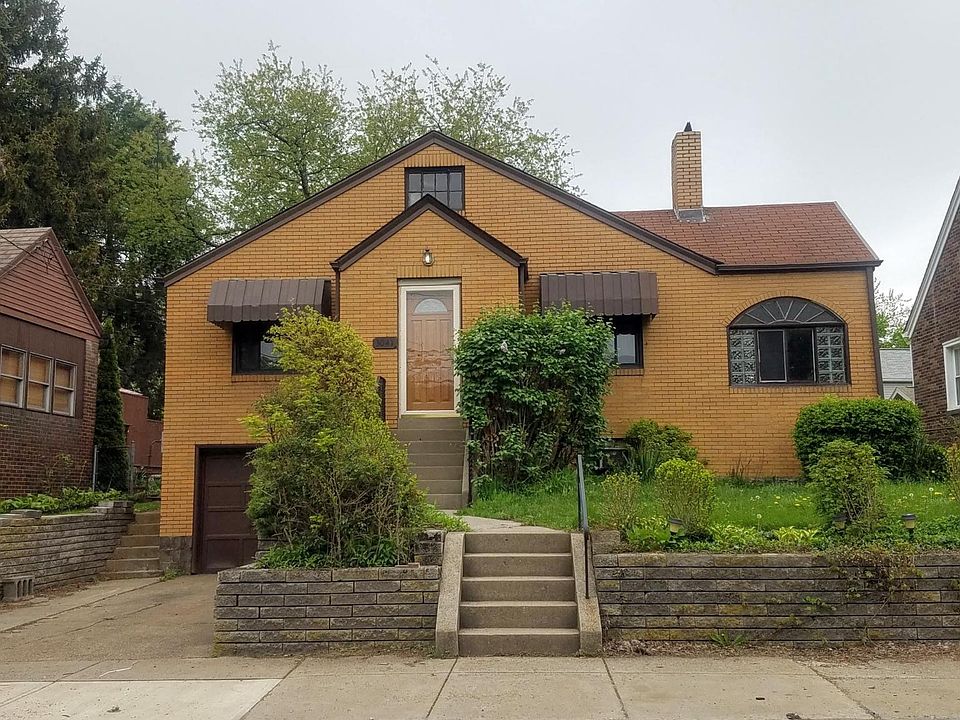 Beautiful home in a convenient location close to downtown and all other shopping in a quiet neighborhood