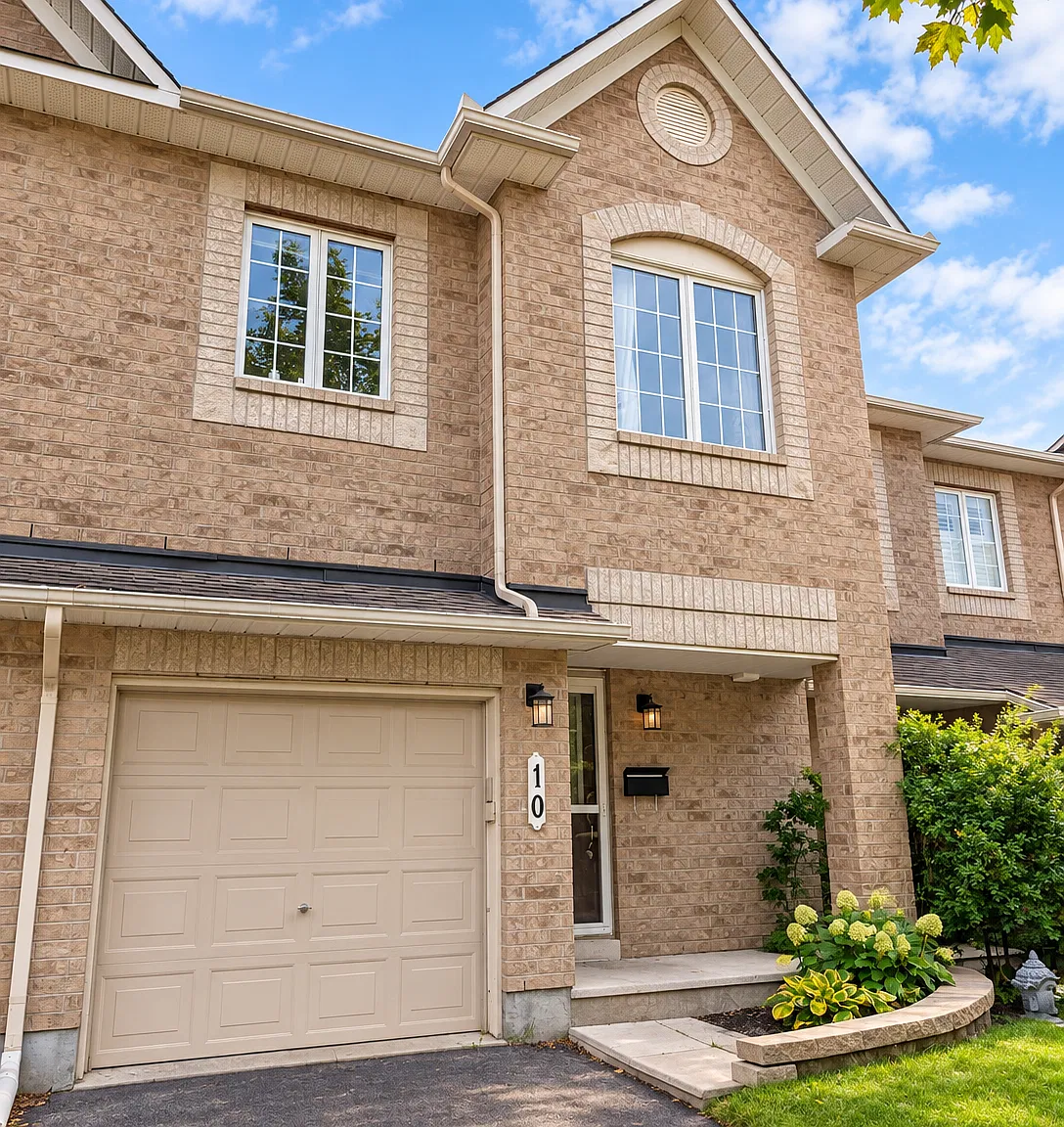 10 Landover Crescent Ottawa — Photo 1