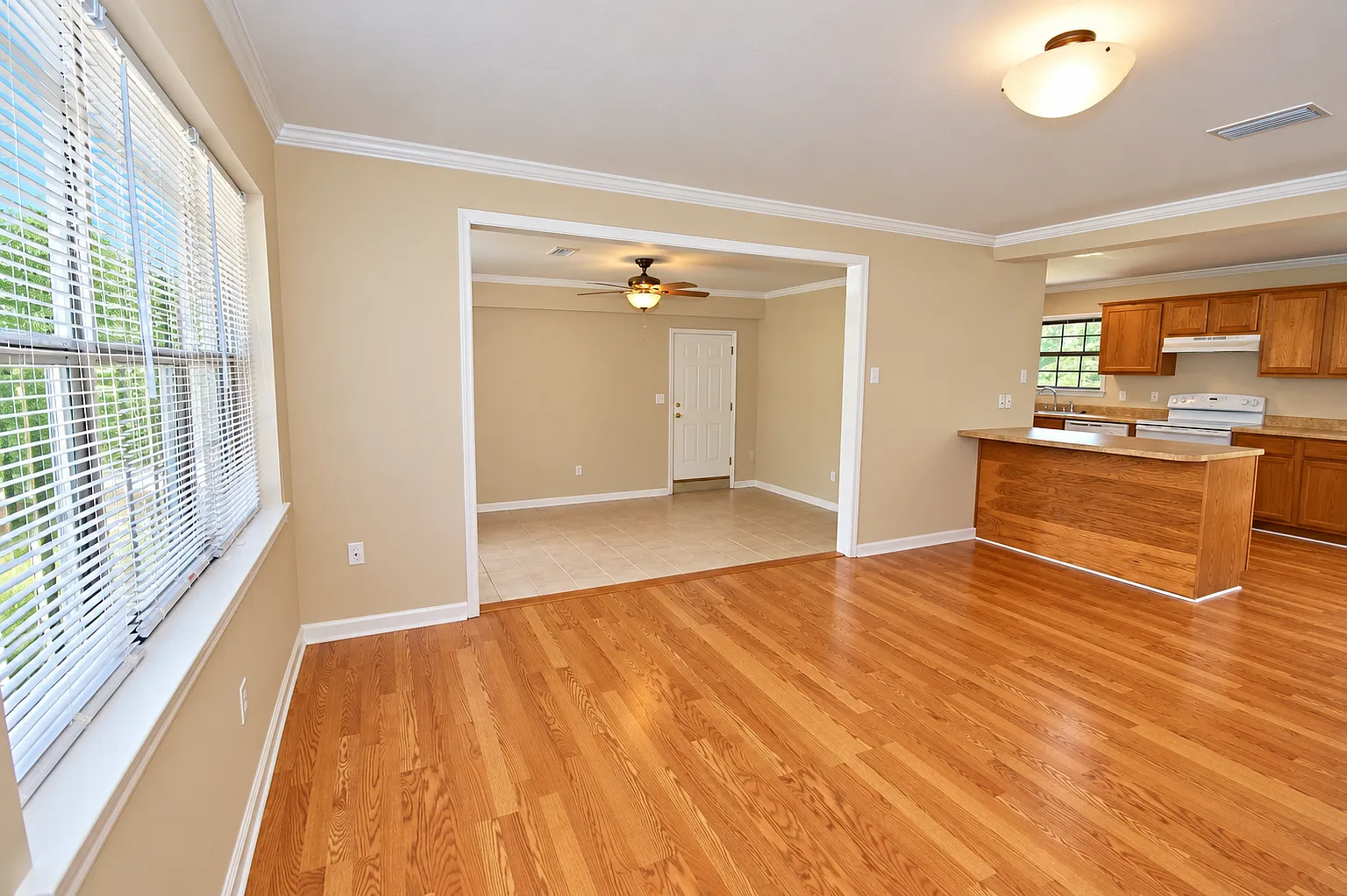 3 bed, 1.5 bath, 1377 sqft, $1,600 — Photo 4