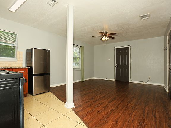 3rd image of 713 S Valderas St