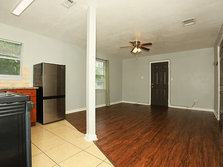 713 S Valderas St — Photo 3