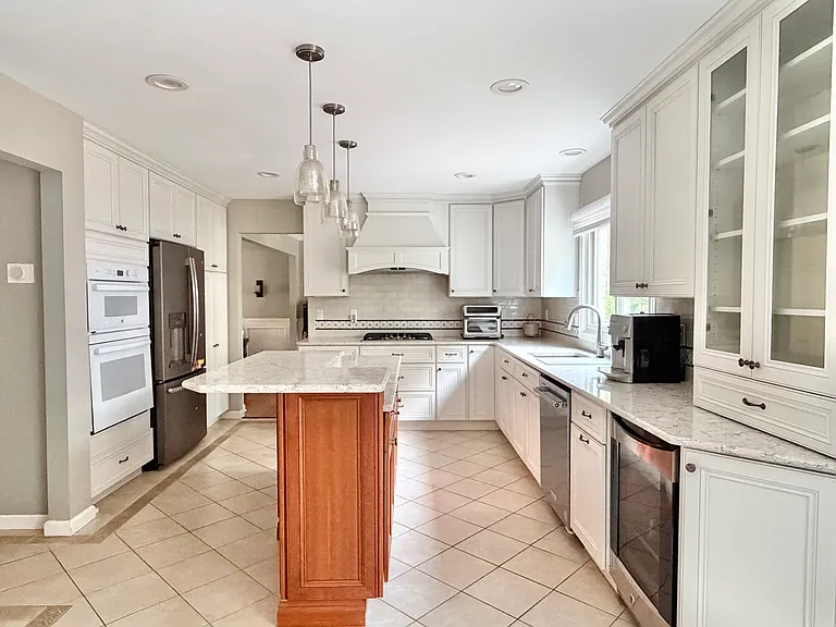 24299 Lynwood Dr — Photo 2