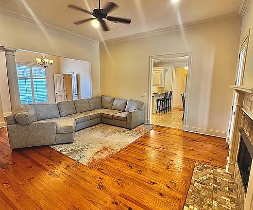 4th image of 124 Hemlock Ln
